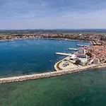 Amazing Stacaravan In With Wifi Umag